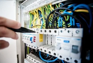 Elektriker arbetar med kopplingsskåp